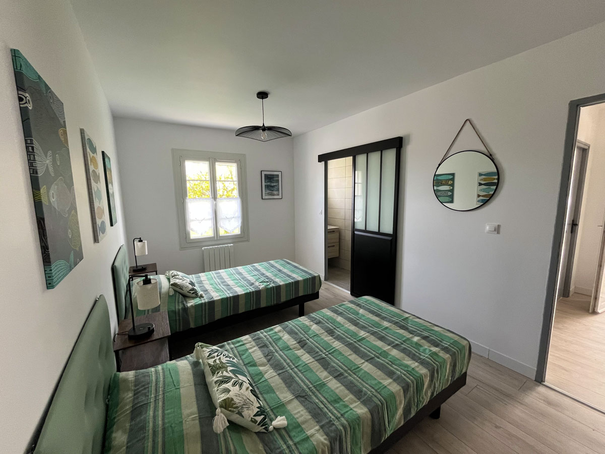 Accueil chambre 2 deux lits simples salle de bain 1