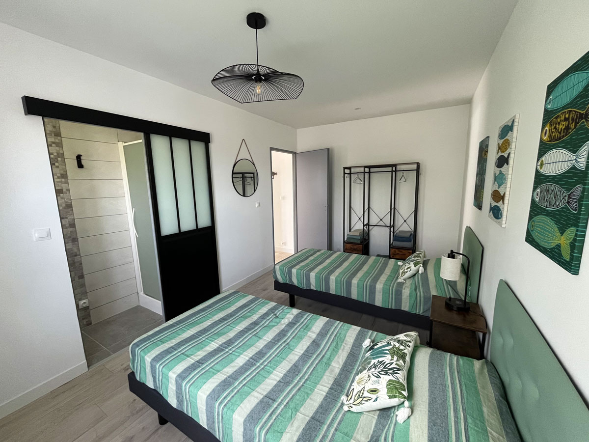 Accueil chambre 2 deux lits simples salle de bain 2