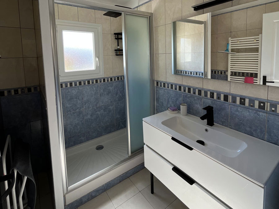 Accueil salle de bain fonctionnelle avec douche 3